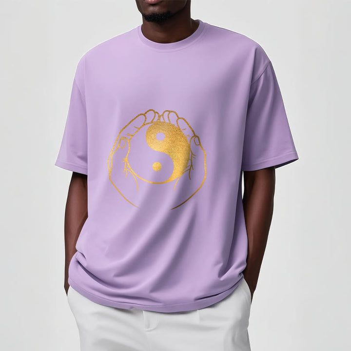 Buddha Stones ​​Hände halten eine goldene Yin Yang T-shirt - image 19
