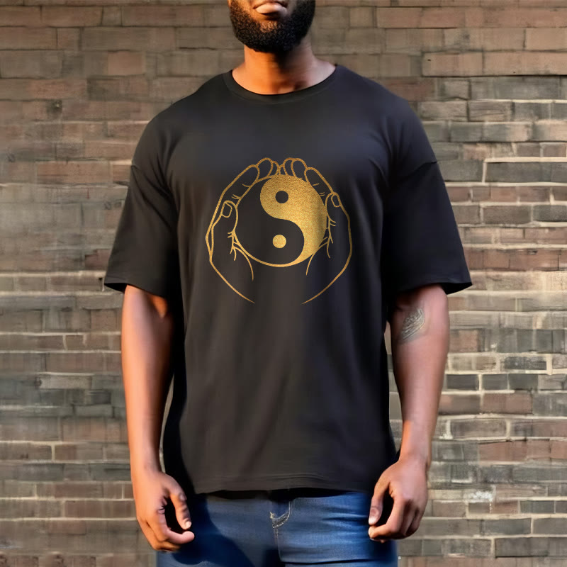 Buddha Stones ​​Hände halten eine goldene Yin Yang T-shirt - image 3