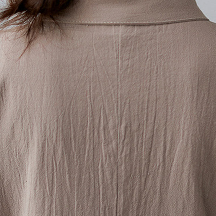 Buddha Stones – Lässiges, schlichtes Midikleid aus Baumwolle und Leinen mit seitlicher Schnürung und Revers, kurzärmelig - image 7