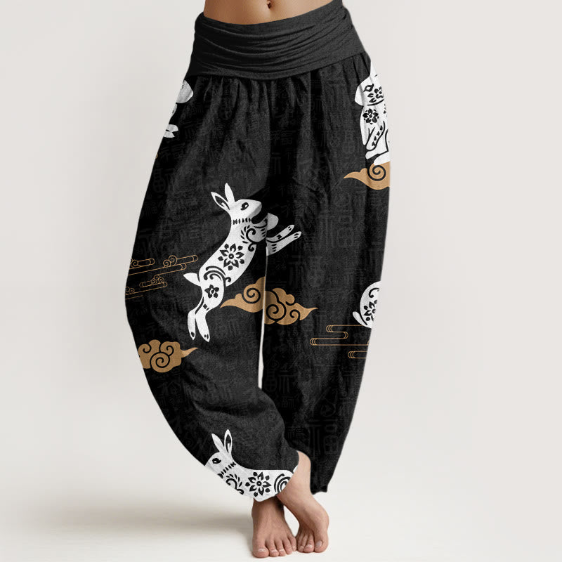 Buddha Stones Weißes Kaninchen Glückverheißendes Wolkenmuster Damen Haremshose mit elastischer Taille - Schwarz - US22， UK/AU26，EU54 (6XL) - image 1
