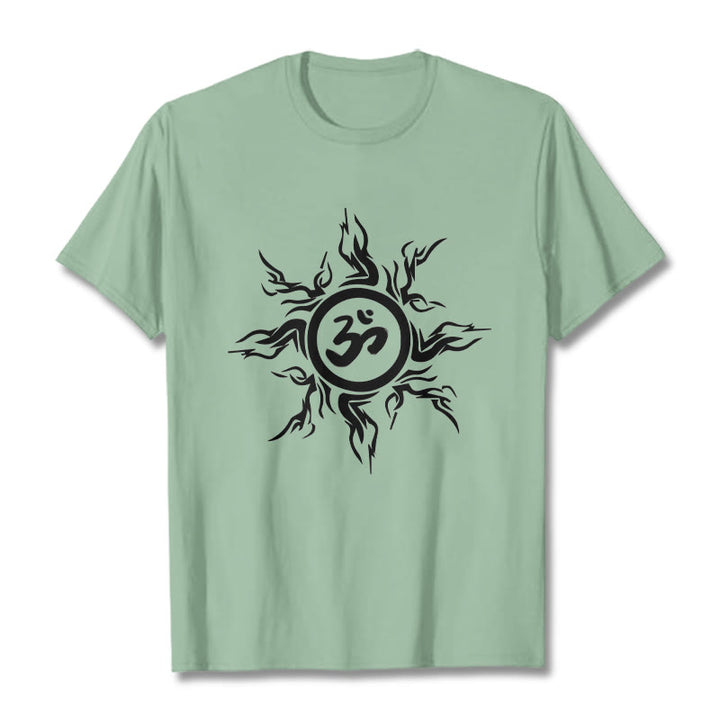 Buddha Stones, Sunburst-Muster, das ein Om-Symbol-Muster umgibt, Baumwoll-T-Shirt - Blassgrün - 2XL - image 15
