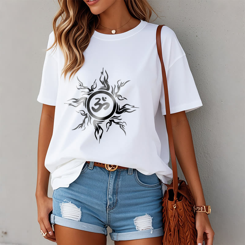 Buddha Stones, Sunburst-Muster, das ein Om-Symbol-Muster umgibt, Baumwoll-T-Shirt - image 1