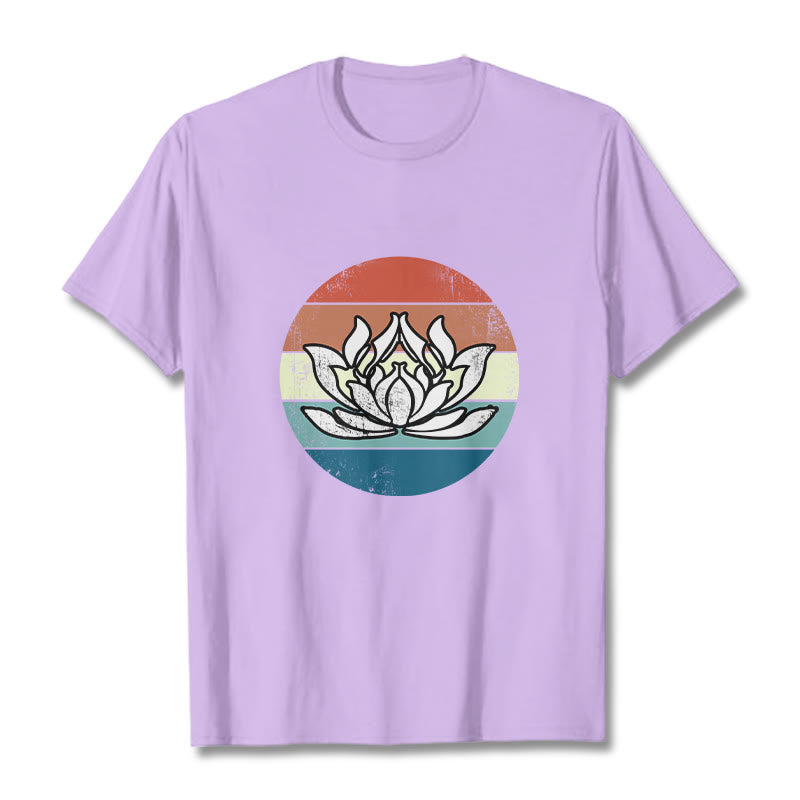 T-Shirt mit Buddha Stones und blühendem Lotus, buntes Streifenmuster, Baumwolle - Pflaume - 2XL - image 16