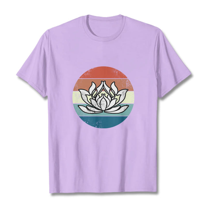 T-Shirt mit Buddha Stones und blühendem Lotus, buntes Streifenmuster, Baumwolle - Pflaume - 2XL - image 16