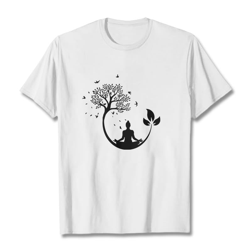 Buddha Stones Buddha meditiert in einem Baummuster Baumwoll-T-Shirt - Weiß - 2XL - image 1
