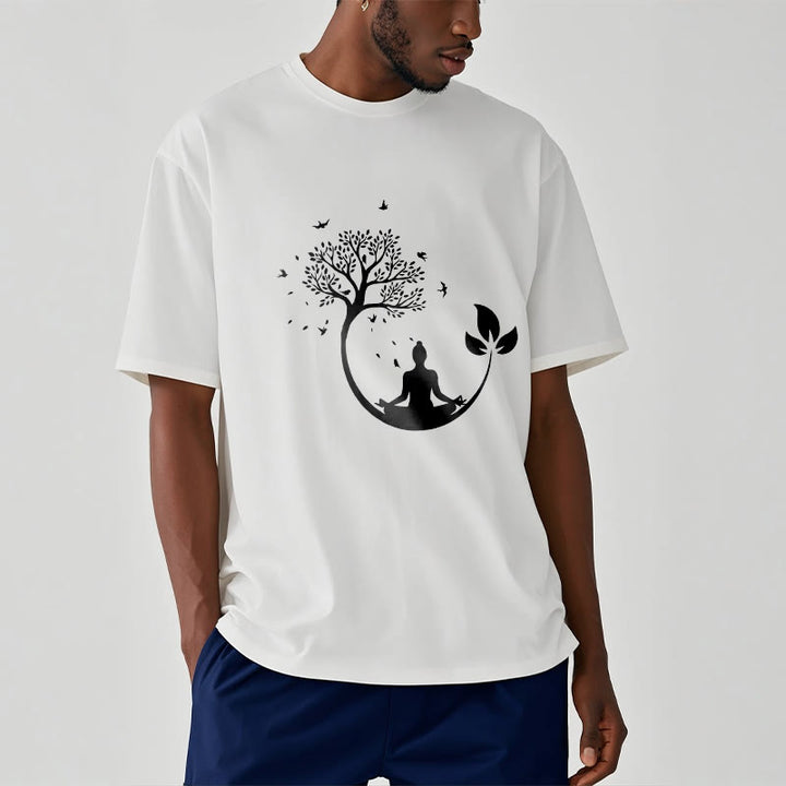 Buddha Stones Buddha meditiert in einem Baummuster Baumwoll-T-Shirt - image 1