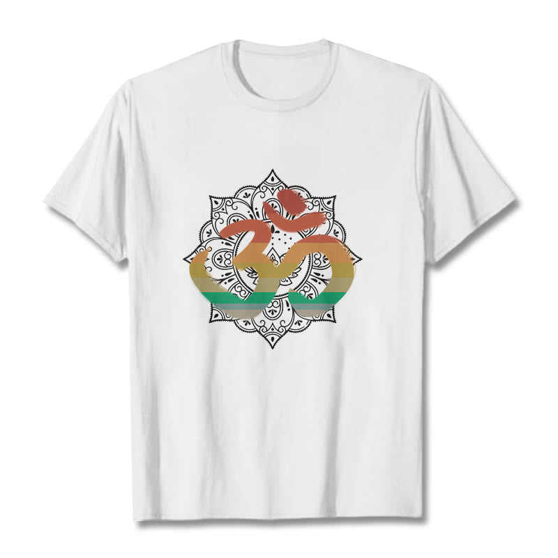 Buddha Stones Farbverlaufsfarbenes Om Sanskrit Mandala Hintergrundmuster Baumwoll-T-Shirt - Weiß - 2XL - image 3