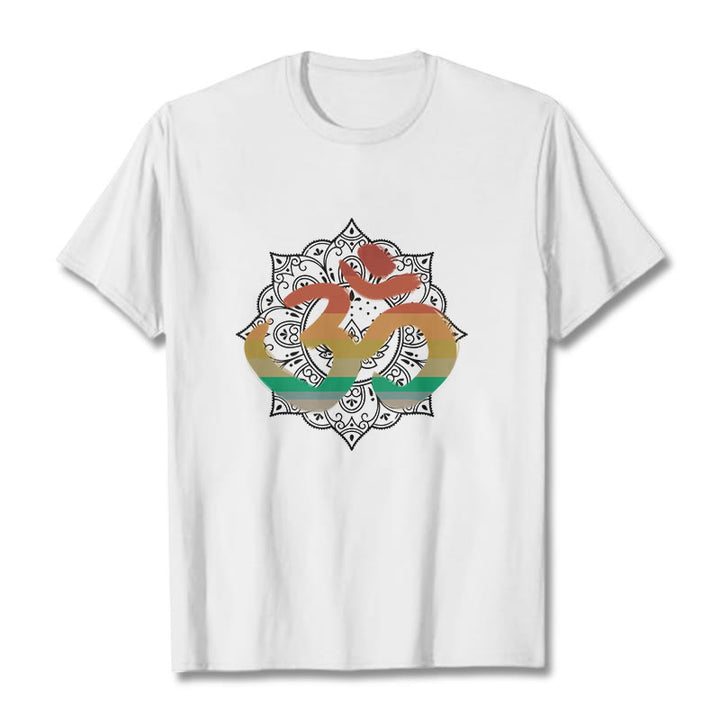 Buddha Stones Farbverlaufsfarbenes Om Sanskrit Mandala Hintergrundmuster Baumwoll-T-Shirt - Weiß - 2XL - image 3