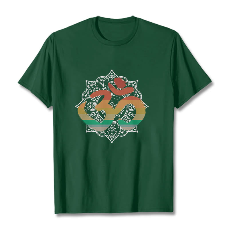 Buddha Stones Farbverlaufsfarbenes Om Sanskrit Mandala Hintergrundmuster Baumwoll-T-Shirt - WaldGrün - 2XL - image 1