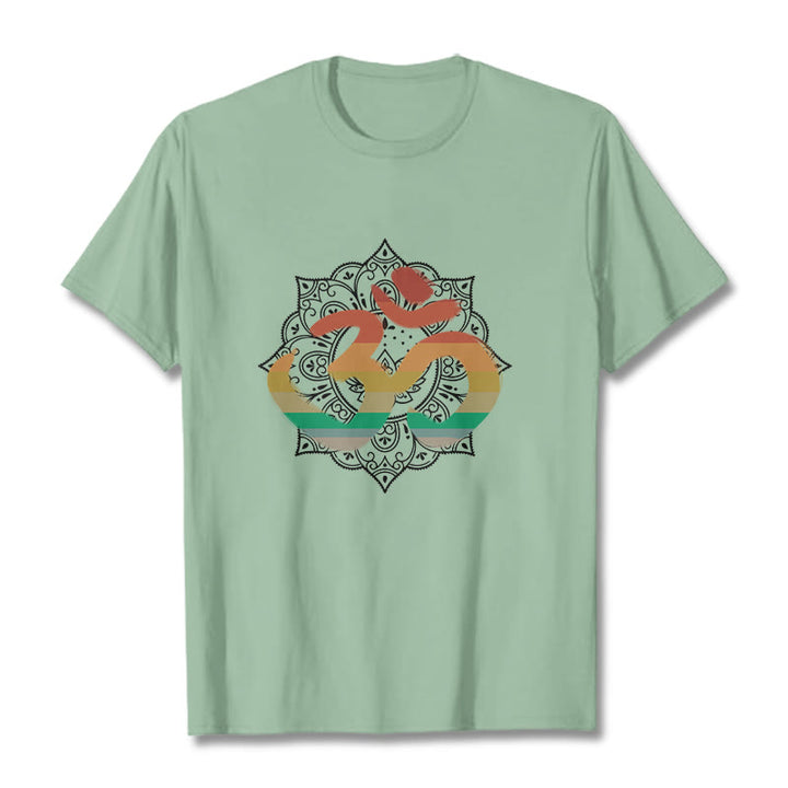 Buddha Stones Farbverlaufsfarbenes Om Sanskrit Mandala Hintergrundmuster Baumwoll-T-Shirt - Hellgrün - 2XL - image 14