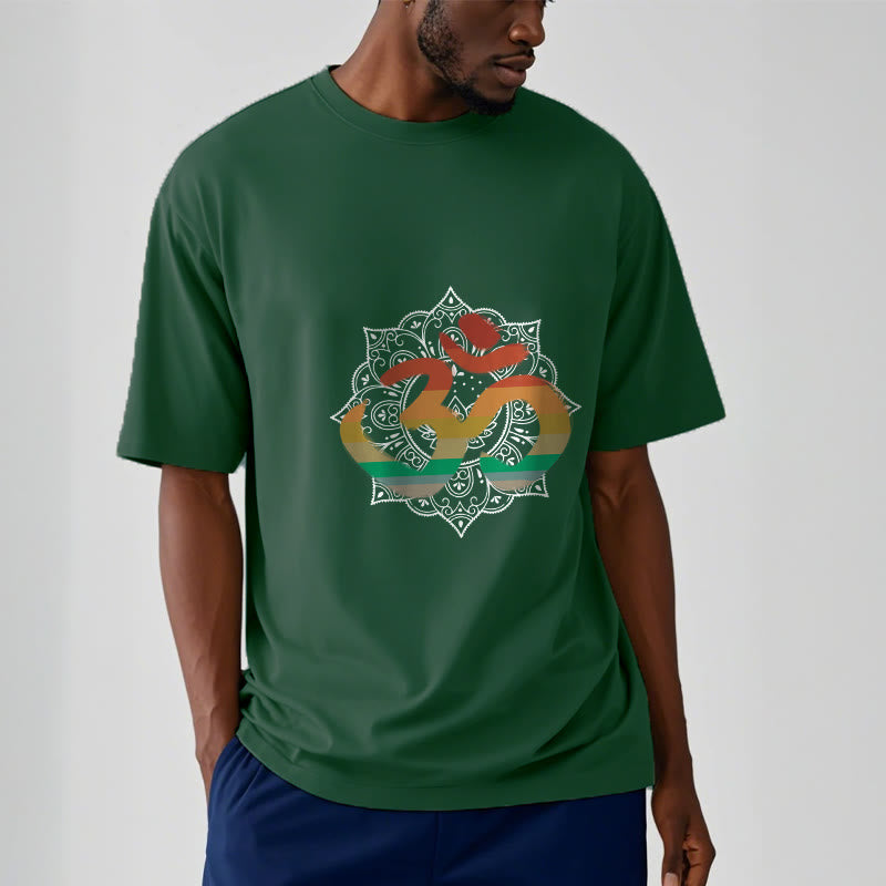 Buddha Stones Farbverlaufsfarbenes Om Sanskrit Mandala Hintergrundmuster Baumwoll-T-Shirt - image 1