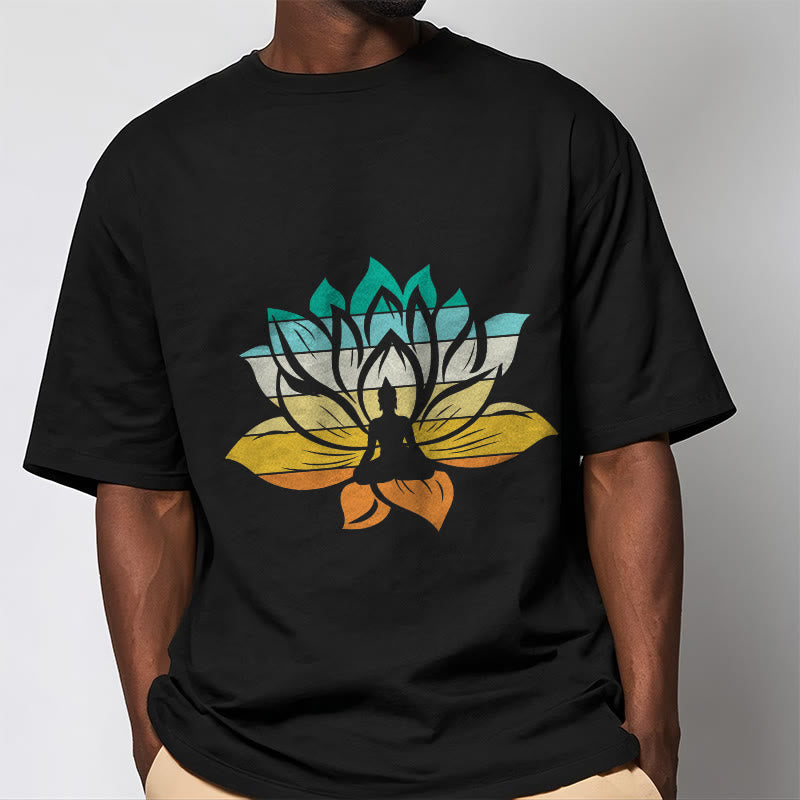 Buddha Stones Farbverlaufsfarbenes Lotusblüten-Buddha-Meditations-Baumwoll-T-Shirt - image 1