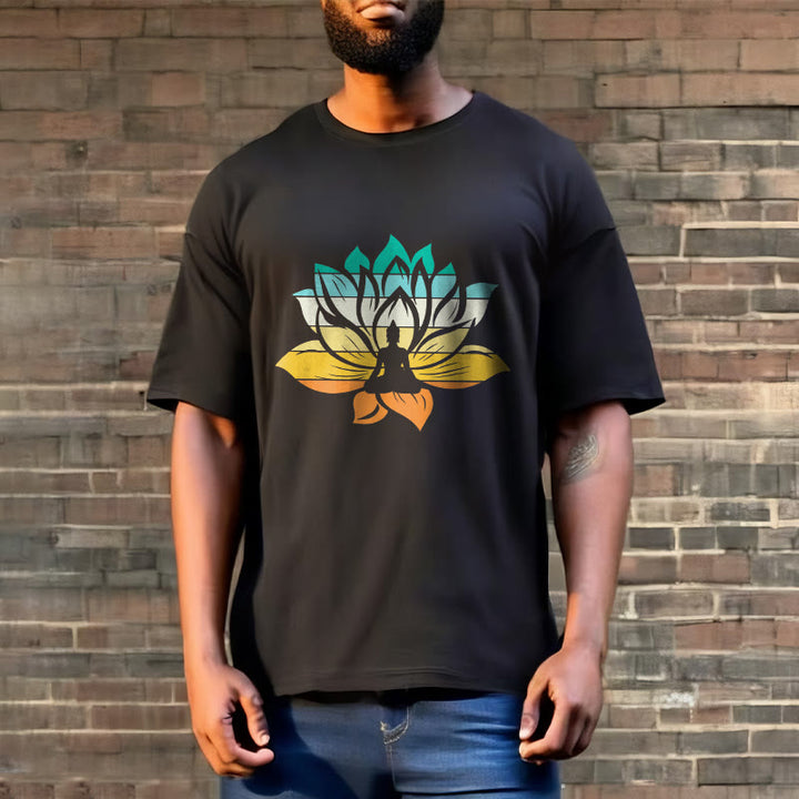 Buddha Stones Farbverlaufsfarbenes Lotusblüten-Buddha-Meditations-Baumwoll-T-Shirt - image 3