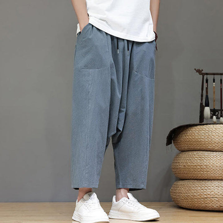 Buddha Stones Lässige, schlichte Herrenhose mit tiefem Schritt, Kordelzug, elastischer Bund, weites Bein und Taschen - image 1