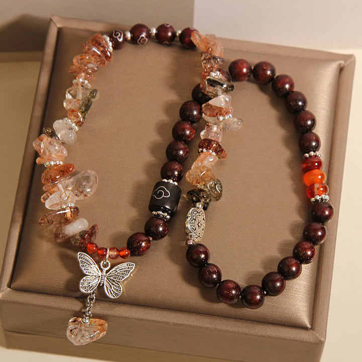 Buddha Stones Armband mit Charms aus natürlichem Rutilquarz, kleinem Blatt, rotem Sandelholz und Schmetterlingen