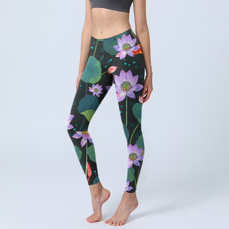 Buddha Stones, blühende hellviolette Lotusblüte, Lotusblätter, Koi-Fisch-Musterdruck, Gym-Leggings für Damen, Yogahose - Schwarz - US18, UK/AU22, EU50 (4XL) - image 0