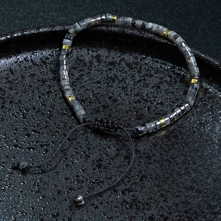 Buddha Stones Armband mit natürlichen schwarzen Glitzersteinen und Zwischenperlen