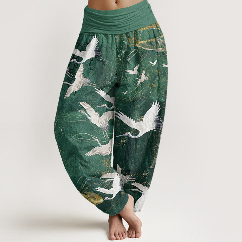 Haremshose für Damen mit elastischer Taille und Buddha Stones aus reiner Baumwolle mit fliegenden weißen Kranichen und glückverheißenden Wolken - MittelfrühesGrün - US22, UK/AU26, EU54 (6XL) - image 0