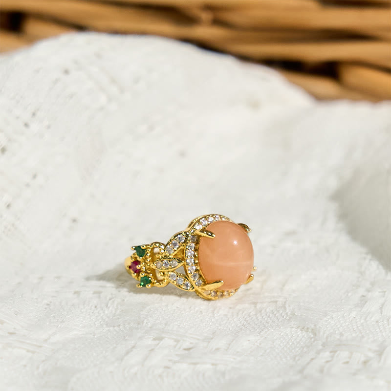 Buddha Stones Vintage-Ring mit Krappenfassung, vierblättriges Blumendesign, Pfirsichmondstein, verstellbar, beruhigend