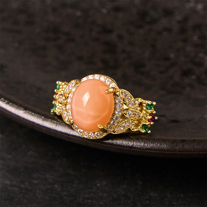 Buddha Stones Vintage-Ring mit Krappenfassung, vierblättriges Blumendesign, Pfirsichmondstein, verstellbar, beruhigend