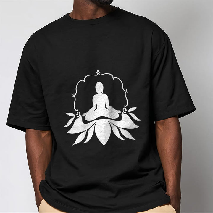 Buddha Stones ​​Meditierender Buddha Sitzend auf Gras T-Shirt - image 1