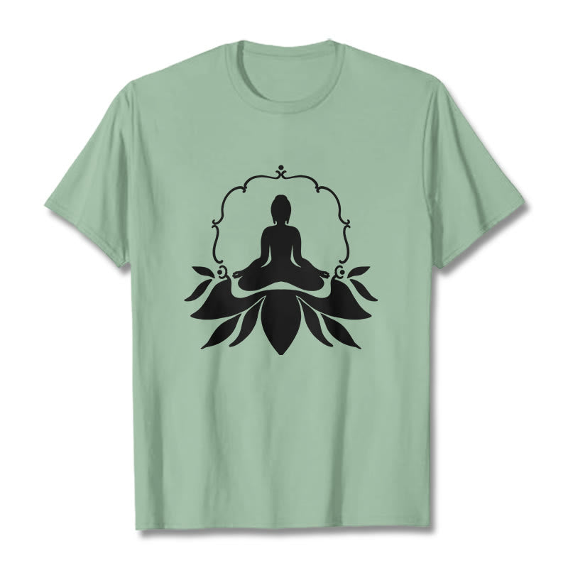 Buddha Stones ​​Meditierender Buddha Sitzend auf Gras T-Shirt - Blassgrün - 2XL - image 15