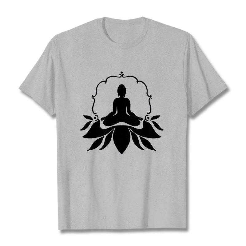 Buddha Stones ​​Meditierender Buddha Sitzend auf Gras T-Shirt - Hellgrau - 2XL - image 20