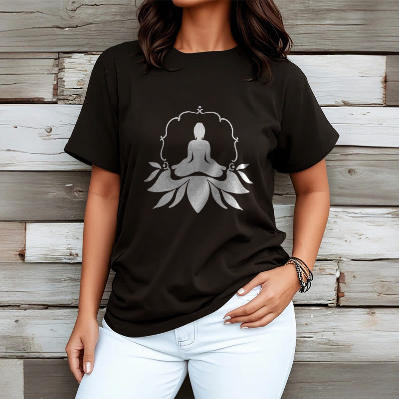 Buddha Stones ​​Meditierender Buddha Sitzend auf Gras T-Shirt - image 3
