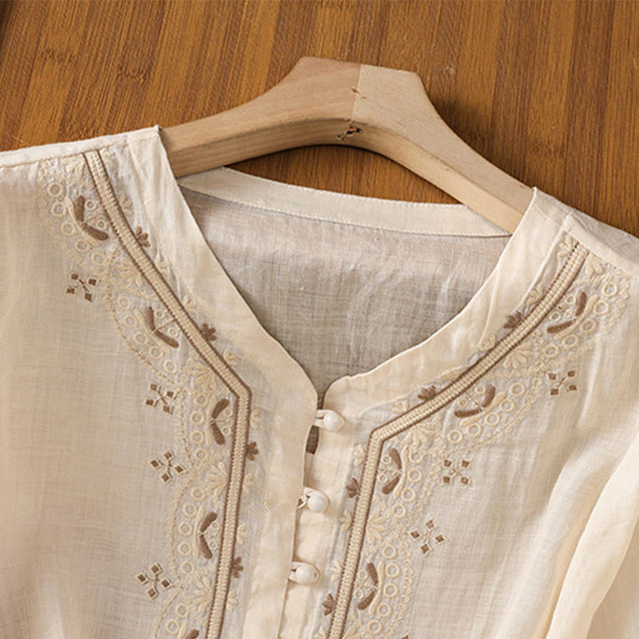 Buddha Stones Lässiges Damen-Shirt mit V-Ausschnitt und Stickereien aus Polyester mit halblangen Ärmeln und Frosch-Knopf - image 1