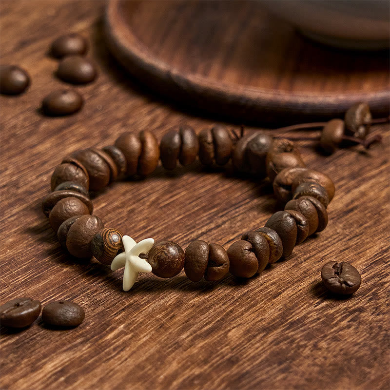 Buddha Stones Handgemachtes Armband mit natürlichen Kaffeebohnen und Holzperlen, Seestern - Kaffeebohnen (Handgelenkumfang 14–17 cm) - image 1
