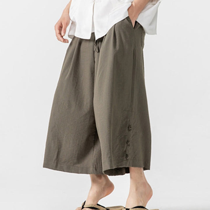 Buddha Stones Lässige, lockere Hose mit Froschknopf, schlichte Herrenhose aus Baumwolle, Länge 7–8, weites Bein, mit Taschen - Olive - US/ UK/AU46, EU56 (5XL) - image 24