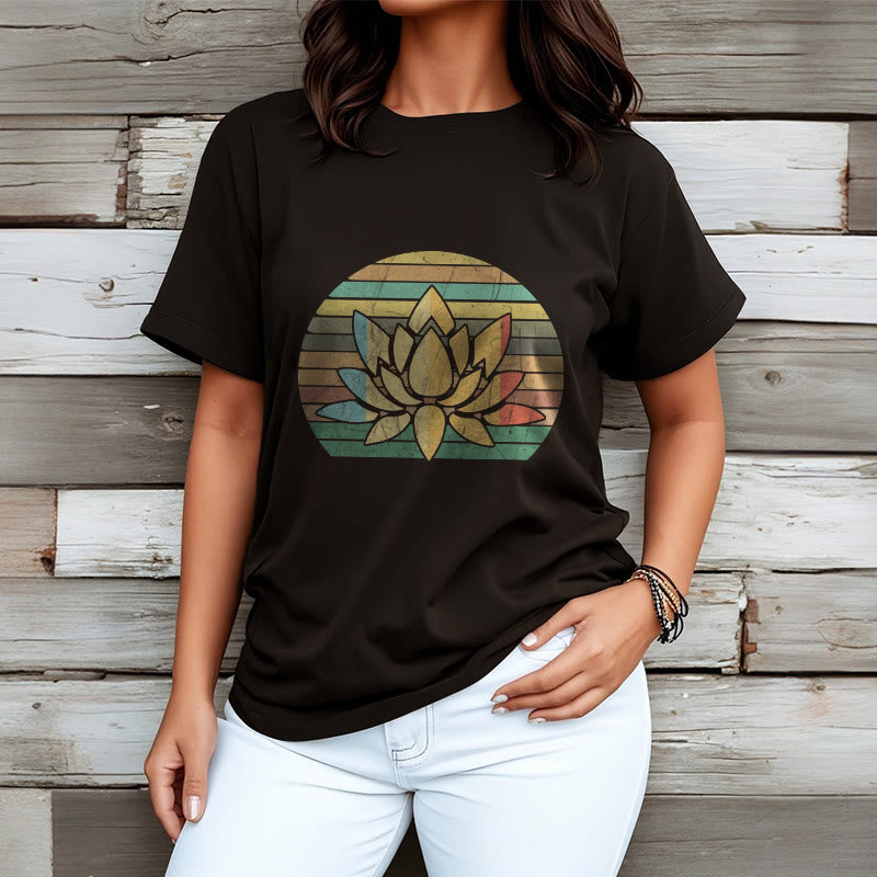 Buddha Stones Lässiges Retro-T-Shirt mit gestreiftem Hintergrund und Lotusblumenmuster aus Baumwolle - image 4