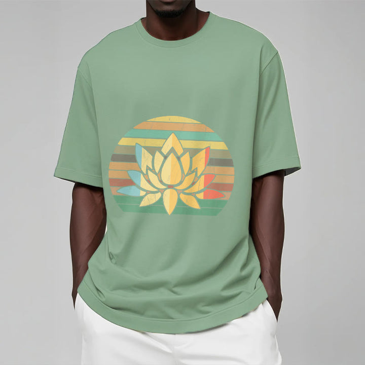 Buddha Stones Lässiges Retro-T-Shirt mit gestreiftem Hintergrund und Lotusblumenmuster aus Baumwolle - image 16