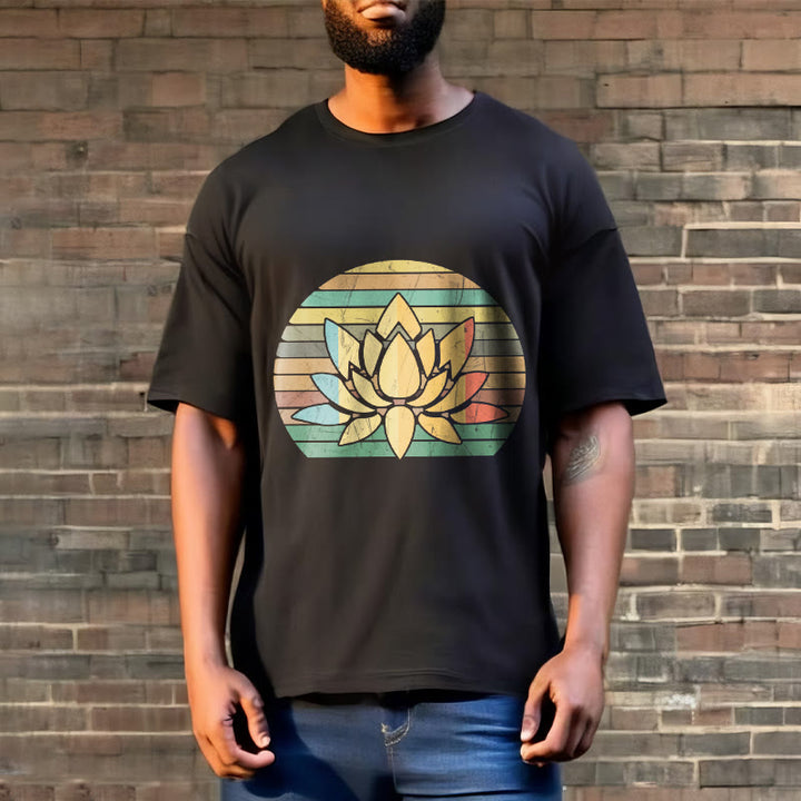 Buddha Stones Lässiges Retro-T-Shirt mit gestreiftem Hintergrund und Lotusblumenmuster aus Baumwolle - image 3