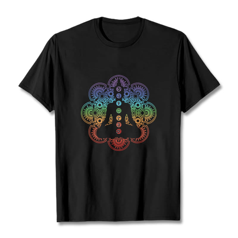 Buddha Stones Lässige meditierende Figur Buntes Mandala-Muster Baumwoll-T-Shirt - Schwarz - 2XL - image 1