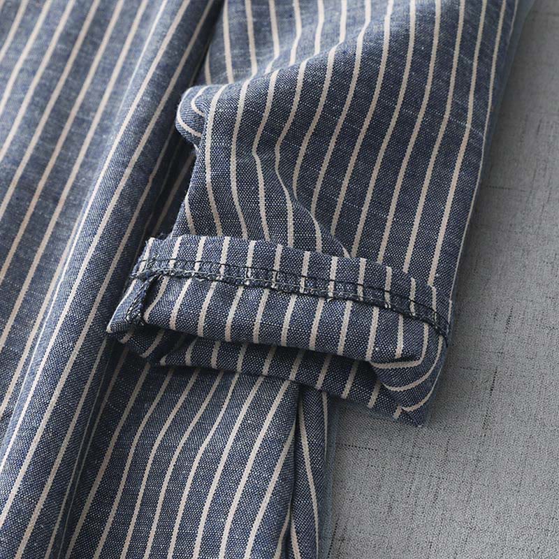 Buddha Stones – Hellstahlblau-weiß gestreiftes Midikleid aus Baumwolle und Leinen mit langen Ärmeln und Revers und Taschen - image 7