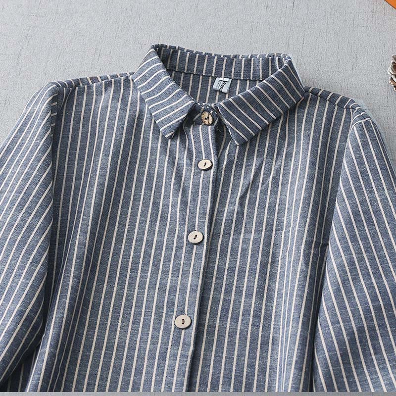 Buddha Stones – Hellstahlblau-weiß gestreiftes Midikleid aus Baumwolle und Leinen mit langen Ärmeln und Revers und Taschen - image 2