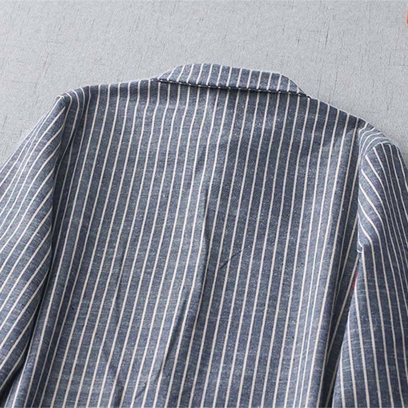 Buddha Stones – Hellstahlblau-weiß gestreiftes Midikleid aus Baumwolle und Leinen mit langen Ärmeln und Revers und Taschen - image 4
