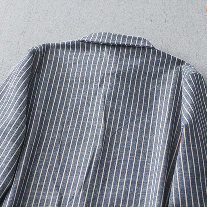 Buddha Stones – Hellstahlblau-weiß gestreiftes Midikleid aus Baumwolle und Leinen mit langen Ärmeln und Revers und Taschen - image 4