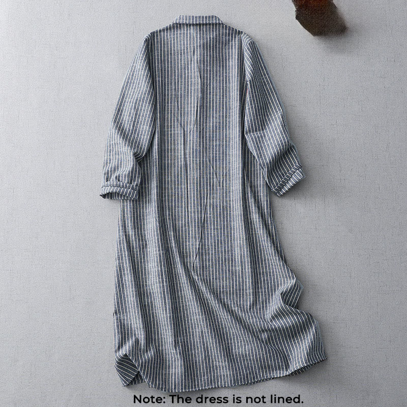 Buddha Stones – Hellstahlblau-weiß gestreiftes Midikleid aus Baumwolle und Leinen mit langen Ärmeln und Revers und Taschen - image 1