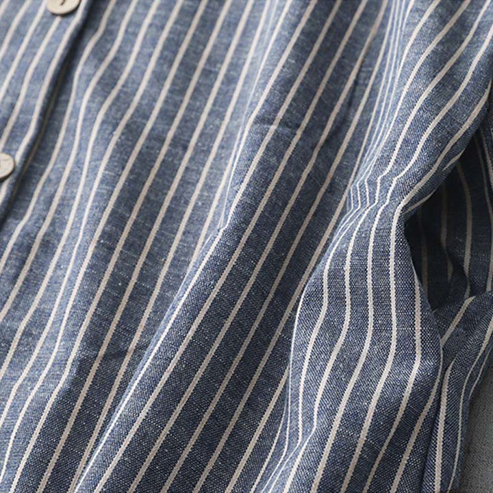 Buddha Stones – Hellstahlblau-weiß gestreiftes Midikleid aus Baumwolle und Leinen mit langen Ärmeln und Revers und Taschen - image 5