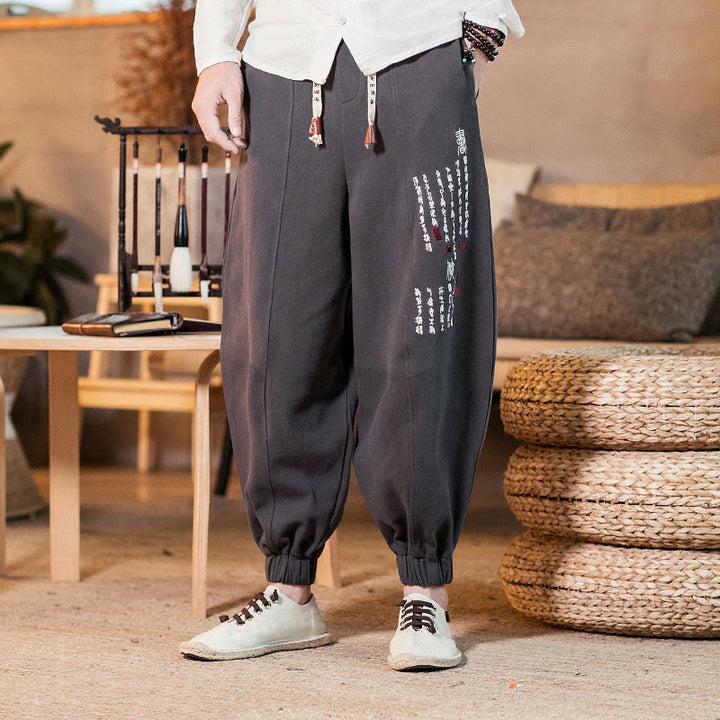 Herren-Baumwollhose mit Taschen und gesticktem Muster mit chinesischen Buddha Stones - Schiefergrau - US/ UK/AU46, EU56 (5XL) - image 0
