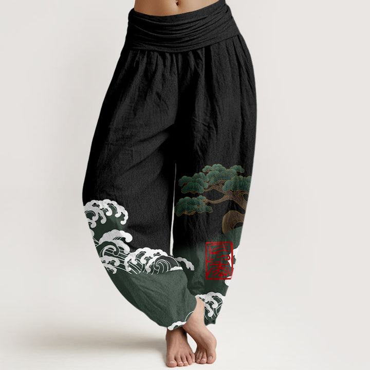 Haremshose aus reiner Baumwolle mit Buddha Stones -Print und Kiefernbaum-Muster mit rollenden Wellen für Damen mit elastischer Taille - Schwarz - US16， UK/AU20，EU48 (3XL) - image 0