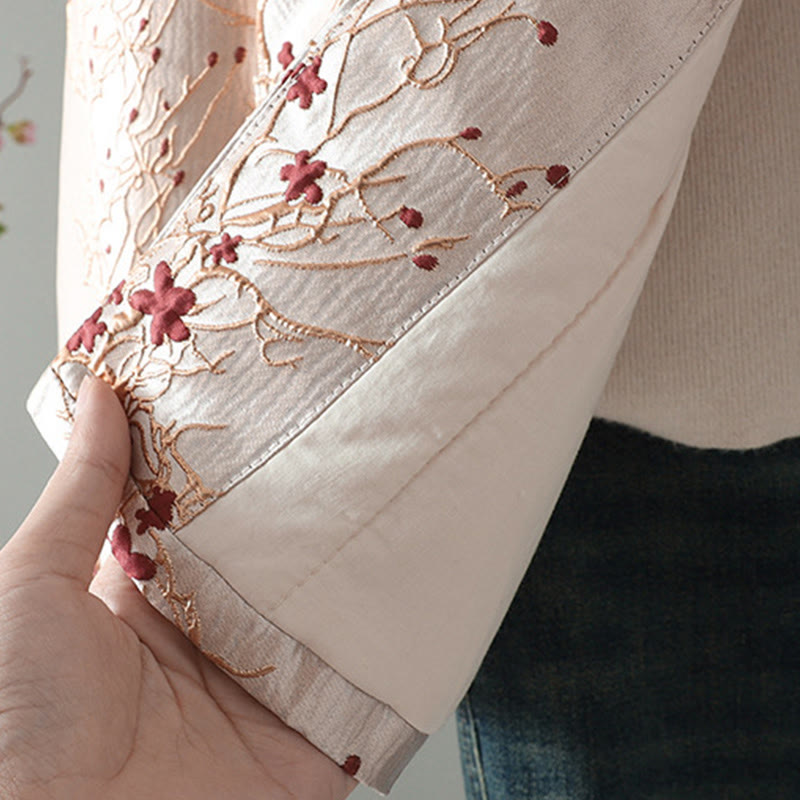 Langärmlige, thermische Damenjacke mit Taschen, verziert mit Buddha Stones, roten Blumen, Rankenknöpfen und einem Design aus Ranken und Buddha-Steinen - image 7