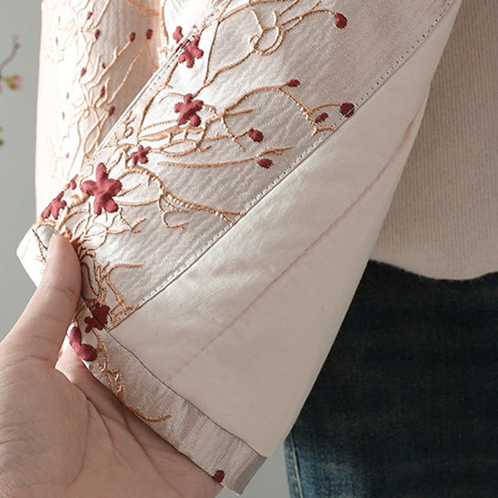 Langärmlige, thermische Damenjacke mit Taschen, verziert mit Buddha Stones, roten Blumen, Rankenknöpfen und einem Design aus Ranken und Buddha-Steinen - image 7