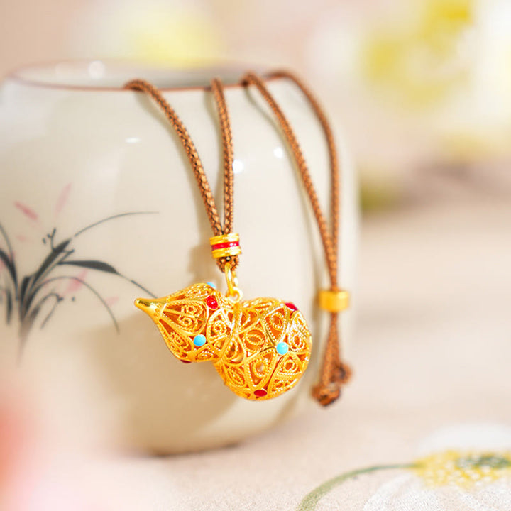 Buddha Stones Anhänger in Form einer hohlen Kalebasse, 24 Karat vergoldetes Messingseil - Kürbis - image 1