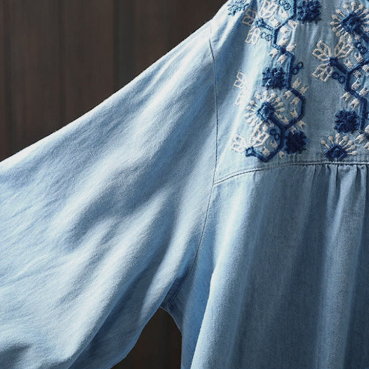 Damenhemd aus Baumwoll-Denim mit Buddha Stones, geometrischem Muster, Blumenstickerei, halben Knöpfen und langen Ärmeln - image 9