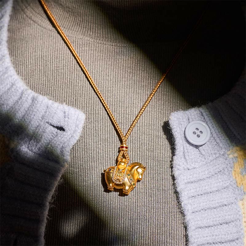 Buddha Stones ​​Jahr des Pferdes Halskettenanhänger aus 24 Karat vergoldetem Messing mit Seilkordel - image 14