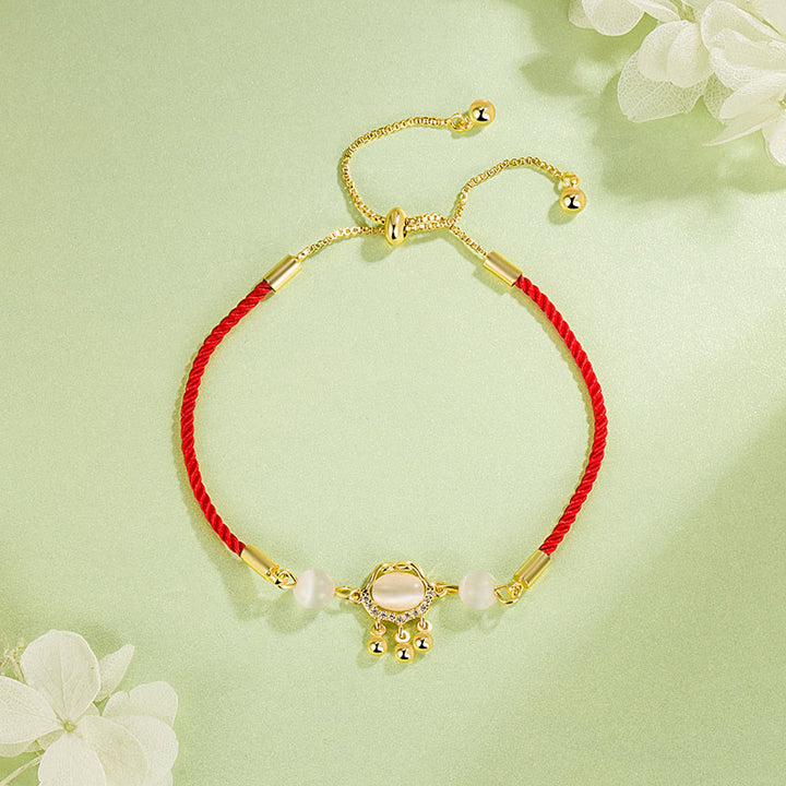 Armband mit Buddha Stones, chinesischem Schloss-Anhänger, Katzenauge, roter Schnur, kupferplattiertem Gold - Rotes Band (Handgelenkumfang: 14-22 cm) - image 0