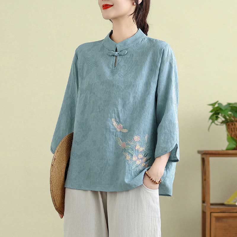 Damenbluse aus Baumwolle mit Buddha Stones, Blumenstickerei, Dreiviertelärmeln, einem Froschknopf, Stehkragen und Knopfleiste - Hellblau - US12, UK/AU16, EU44 (3XL) - image 8